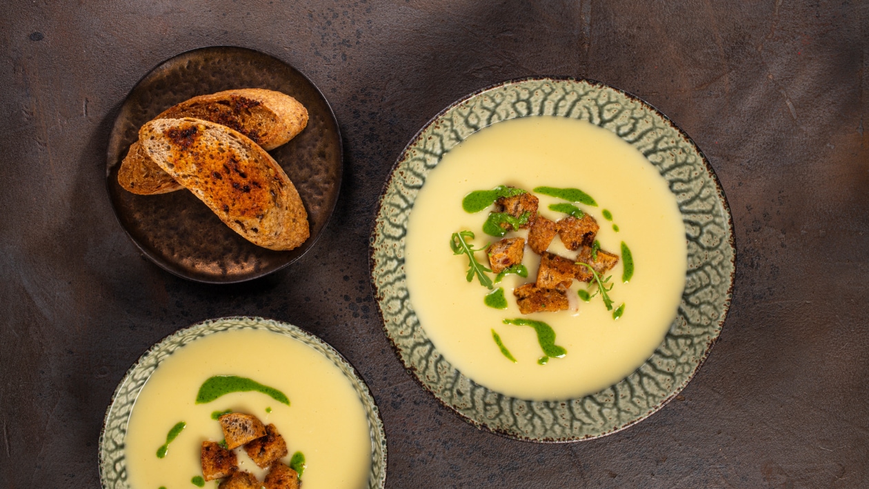 Zupa czosnkowa z ziołowymi grzankami i pesto z rukoli